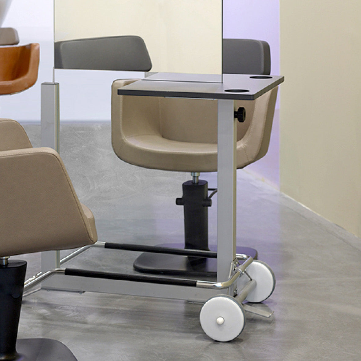 Peilipaikka pyörillä kampaamoon tai kampaamokouluun