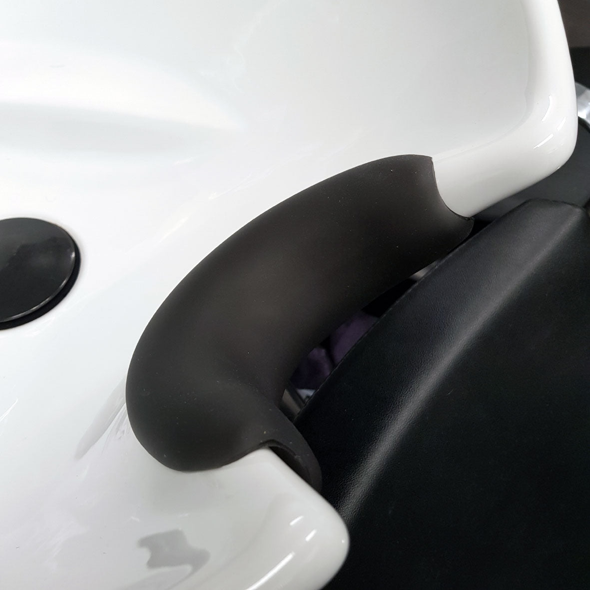 Maletin pehmuste tiivistää pesupaikan niskakoloa, jolloin estetään vesivalumat